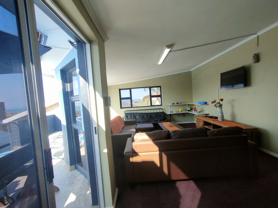 8 Bedroom Property for Sale in Wavecrest Eastern Cape